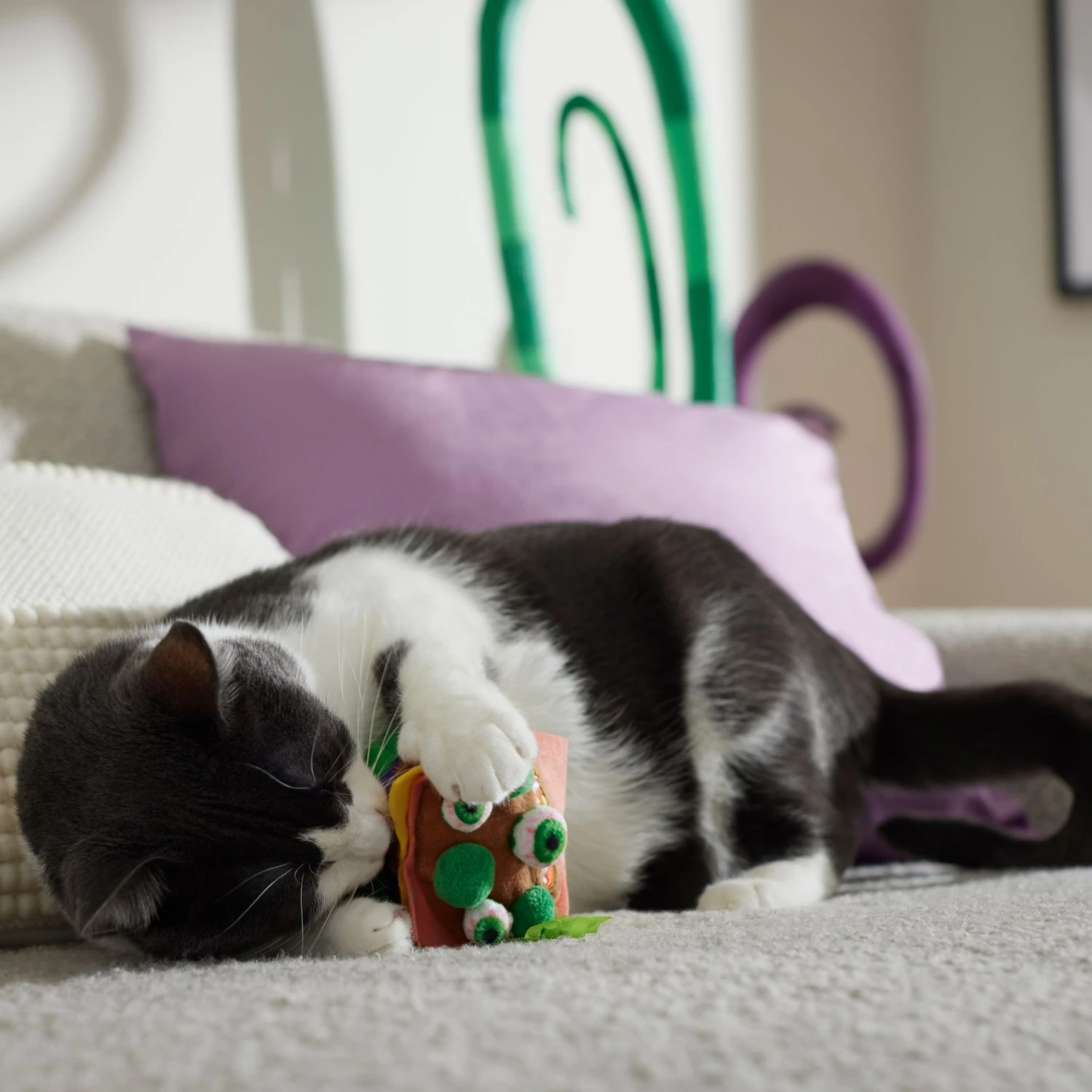 Frisco Haunted Burger Plush Cat Toy With Catnip 4 Frisco Haunted Burger Plush Cat Toy With Catnip - Image 3